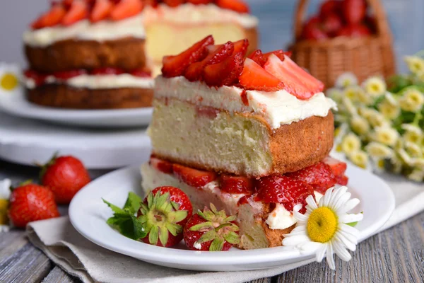 Heerlijke biscuit cake met aardbeien op tabel close-up — Stockfoto