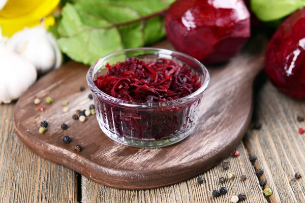 Grated beetroots in bowl on table close-up — Stock Photo, Image