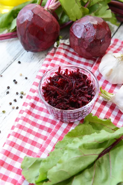 Geriebene Rote Bete in Schüssel auf dem Tisch in Großaufnahme — Stockfoto