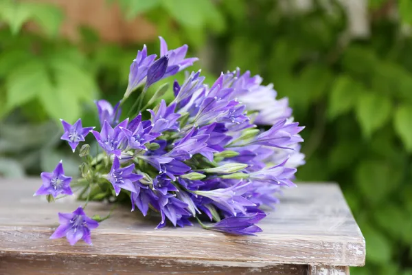 Lente boeket op houten tafel, buitenshuis — Stockfoto