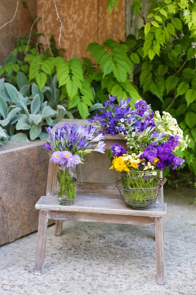 Decoração de jardim com flores silvestres, ao ar livre — Fotografia de Stock