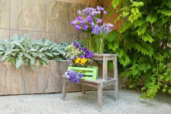 Decoración del jardín con flores silvestres, al aire libre —  Fotos de Stock