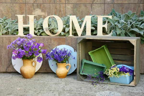 Decoración de jardín con flores silvestres y letras decorativas, al aire libre — Foto de Stock