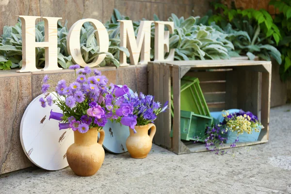 Decoração de jardim com flores silvestres e letras decorativas, ao ar livre — Fotografia de Stock