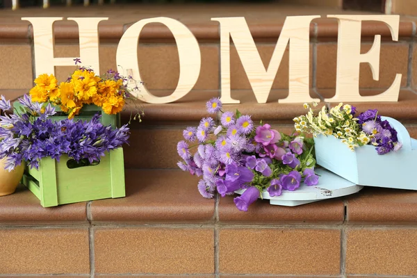 Escalera escalones decoración con flores silvestres y letras decorativas — Foto de Stock