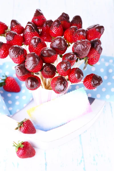 Erdbeere in Schokolade auf Spießen in Tasse auf Tisch Nahaufnahme — Stockfoto