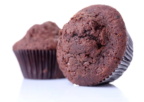 Chocolade muffins geïsoleerd op wit — Stockfoto