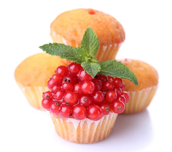 Muffins savoureux au groseille rouge isolé sur blanc — Photo