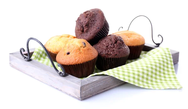 Muffins saborosos em bandeja de madeira isolada em branco — Fotografia de Stock