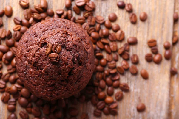 Muffin czekolady i ziarna kawy na drewniane tła — Zdjęcie stockowe