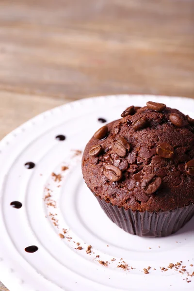 Schokolade Muffin auf Teller hölzernen Hintergrund — Stockfoto