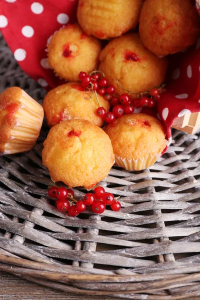 Hasır mat zemin üzerine kırmızı kuş üzümü ile lezzetli muffins — Stok fotoğraf