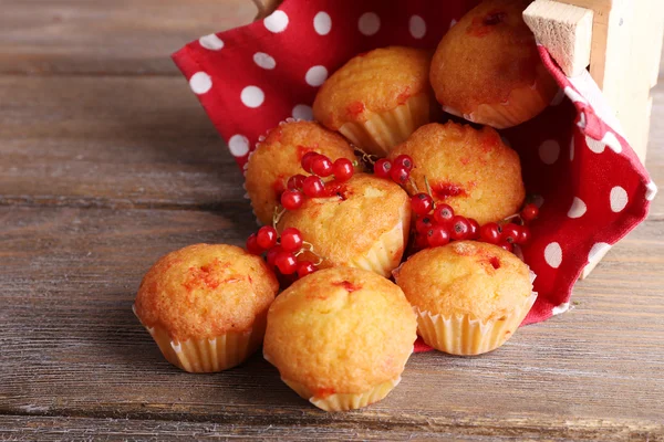 Ahşap arka plan üzerinde kırmızı kuş üzümü ile lezzetli muffins — Stok fotoğraf