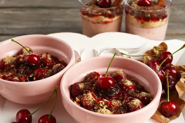 Sabroso postre de cereza en la mesa —  Fotos de Stock