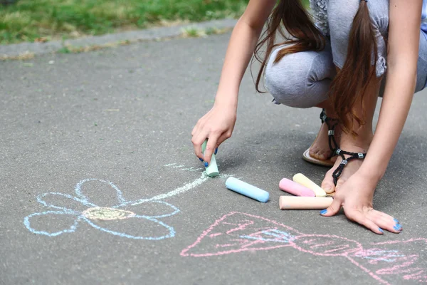 Roztomilá dívka, kreslení křídou na asfalt — Stock fotografie