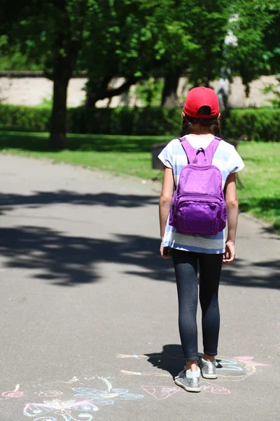 공원에서 책 가방을 가진 귀여운 소녀 — 스톡 사진