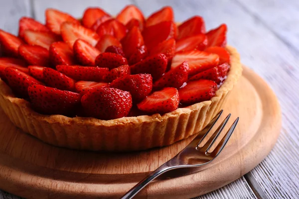 Tarte aux fraises sur fond en bois couleur — Photo