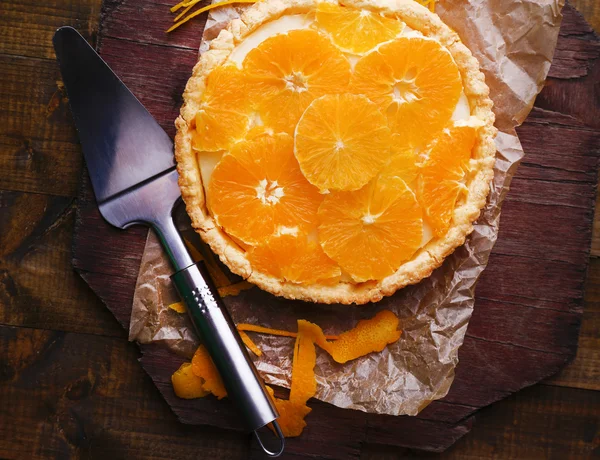 Crostata all'arancia fatta in casa su sfondo di legno — Foto Stock