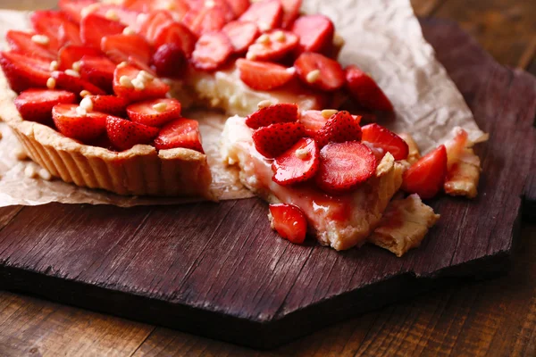 Crostata di fragole su vassoio di legno, su fondo rustico in legno — Foto Stock