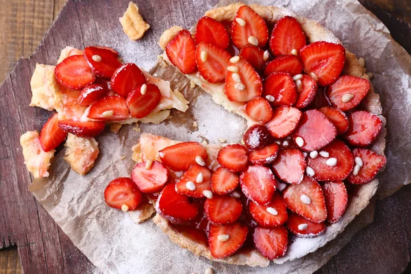 Strawberry tart on wooden tray, on rustic wooden background — Stock Photo, Image