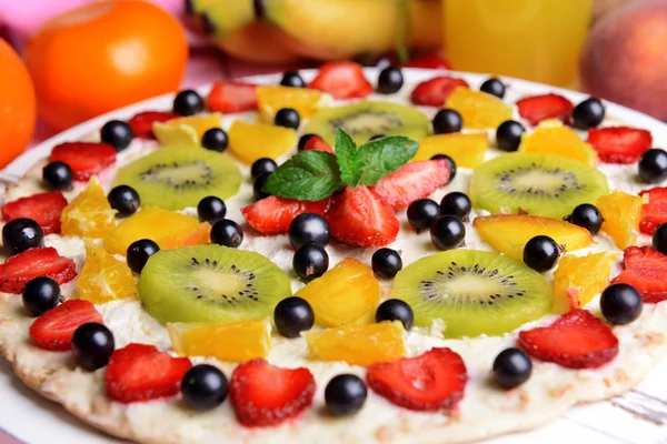 Sweet pizza with fruits on table close-up — Stock Photo, Image