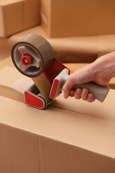 Packaging parcels with dispenser close-up — Stock Photo, Image