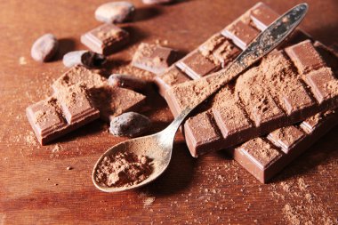 toz kakao ve çikolata rengi ahşap zemin üzerinde