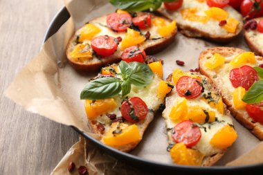 lezzetli Pan, eski ahşap masa üstünde domates bruschetta