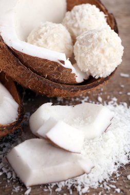 ahşap zemin üzerinde kırık Hindistan cevizi