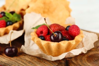 Ahşap masa üzerinde çilek ile lezzetli tartlets