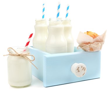 süt şişeleri ile üzerine beyaz izole kağıt payet