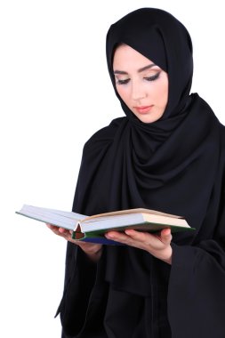 güzel Müslüman Arap kadın gri arka plan üzerinde kitap okuma