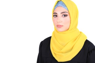 gri arka plan üzerinde güzel Müslüman Arap kadın