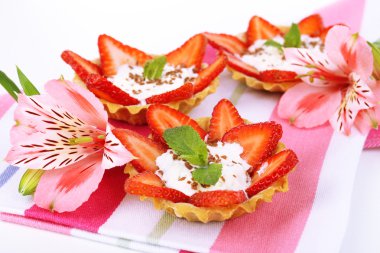 üzerinde tablo close-up çilekleri ile lezzetli tartlets