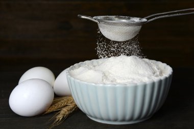 ahşap arka plan masaya kase içine Un Eleme