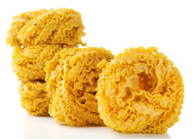 ham ev yapımı makarna, üzerinde beyaz izole