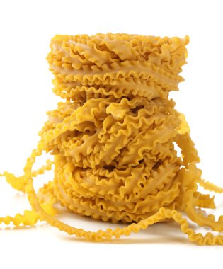 ham ev yapımı makarna, üzerinde beyaz izole