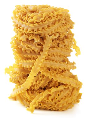 ham ev yapımı makarna, üzerinde beyaz izole