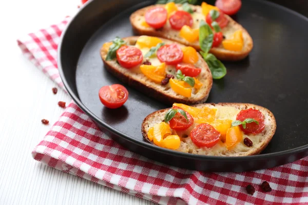 おいしいパン、テーブルの上にトマトのブルスケッタ — ストック写真