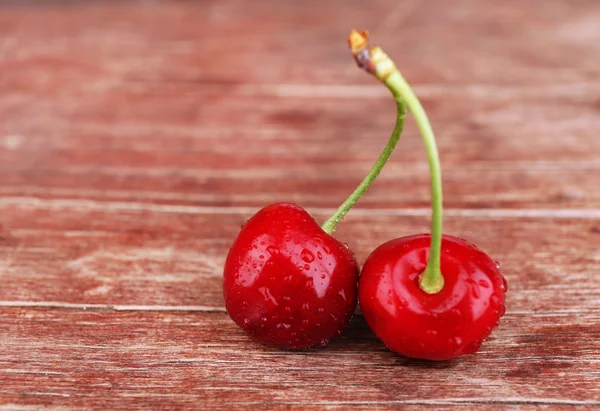 Reife Süßkirschen auf Holztisch — Stockfoto