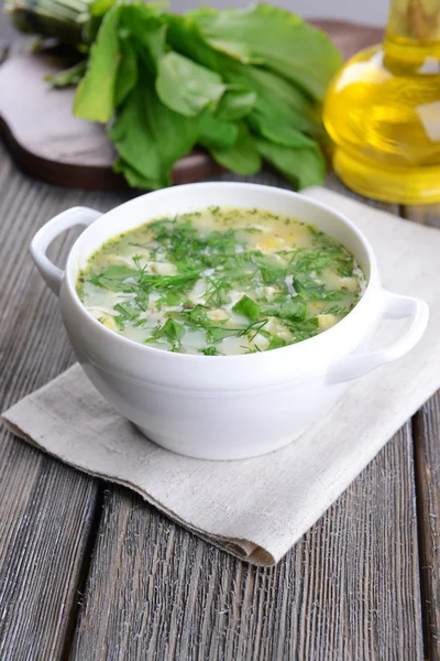 Delicious green soup with sorrel on table close-up — Stock Photo, Image