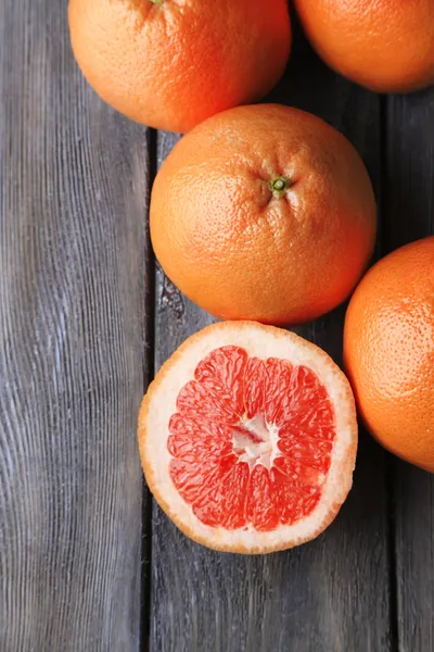 Érett grapefruit fa alapon — Stock Fotó