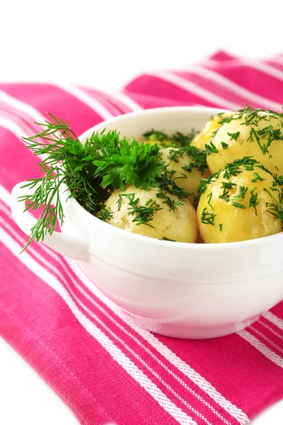 Jeunes pommes de terre bouillies dans un bol, fermer — Photo