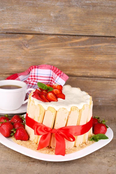Smaczne ciasto Charlotte ze świeżych truskawek na drewnianym stole — Zdjęcie stockowe