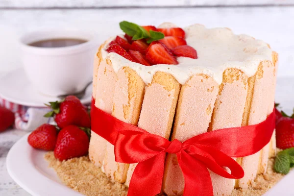 Leckere Torte Charlotte mit frischen Erdbeeren auf Holztisch — Stockfoto