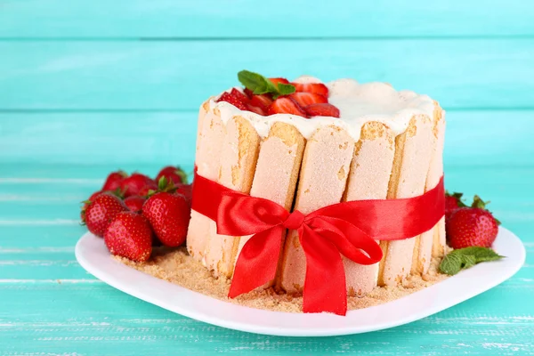 Leckere Torte Charlotte mit frischen Erdbeeren auf Holztisch — Stockfoto
