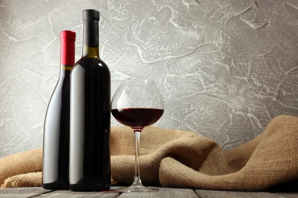Flaskor vin med glas — Stockfoto
