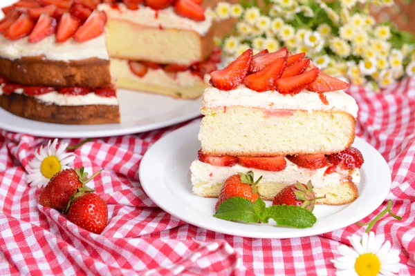 Délicieux gâteau aux biscuits aux fraises sur table close-up — Photo