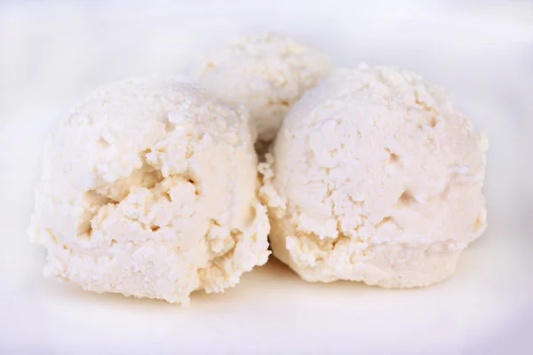 Helado de vainilla aislado en blanco — Foto de Stock