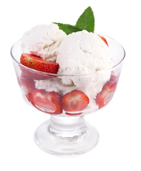 Glace crémeuse aux fraises sur assiette dans un bol en verre, isolée sur fond blanc — Photo